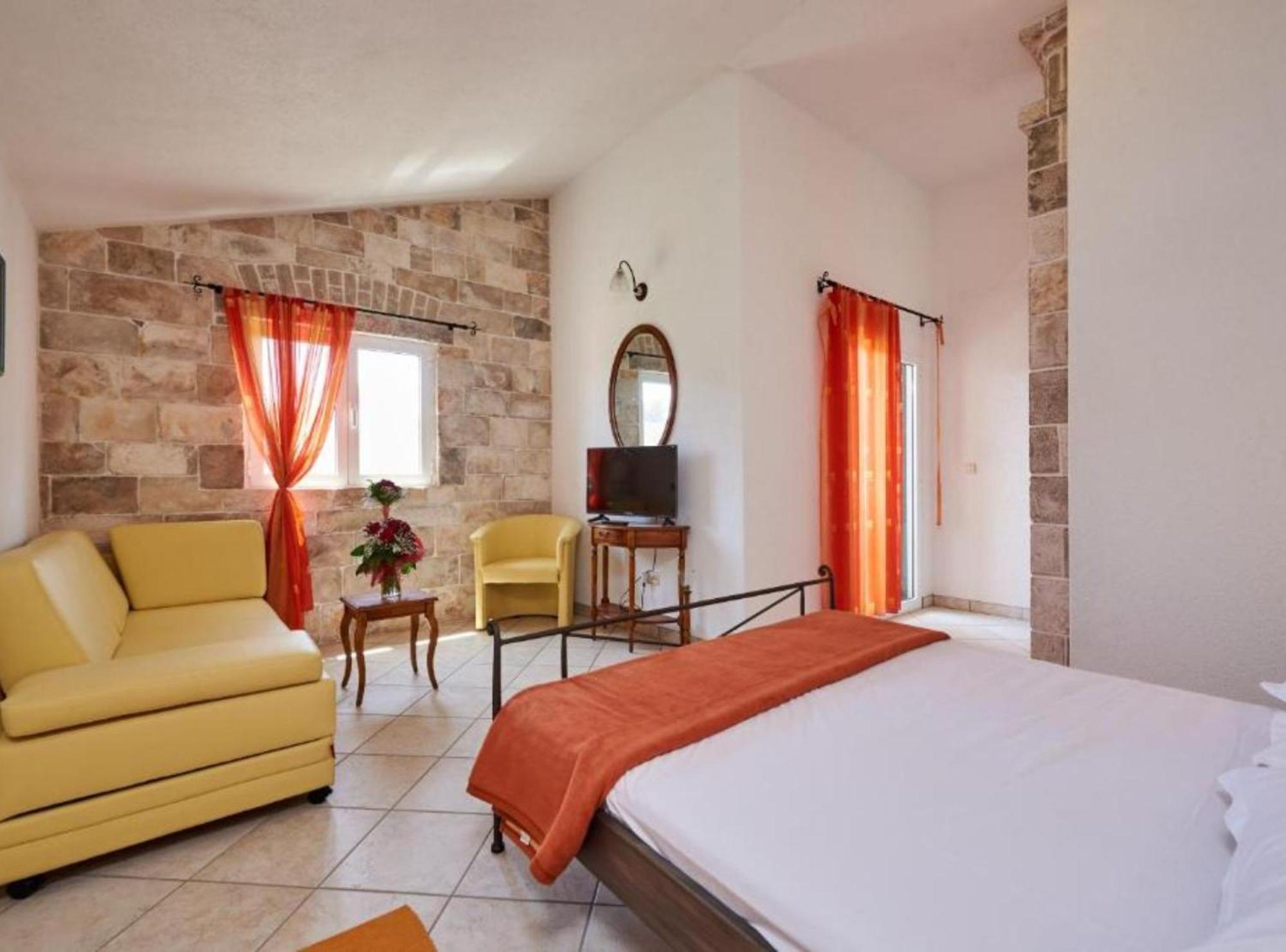 Hotel Krknjasi Veliki Drvenik Esterno foto